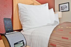 Clackamas Inn & Suites