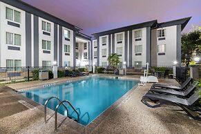 Best Western Medical Center North Inn & Suites Near Six Flags