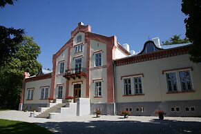 Padaste Manor