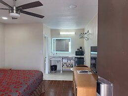 Townhouse Inn & Suites