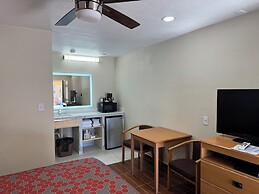 Townhouse Inn & Suites