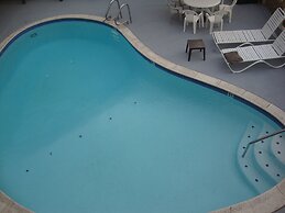 Townhouse Inn & Suites