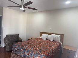 Townhouse Inn & Suites