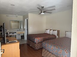 Townhouse Inn & Suites