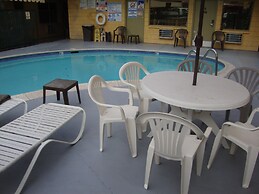 Townhouse Inn & Suites