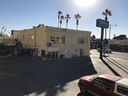 Townhouse Inn & Suites