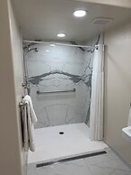 Townhouse Inn & Suites