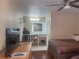 Townhouse Inn & Suites