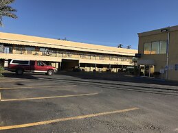 Townhouse Inn & Suites