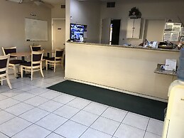 Townhouse Inn & Suites