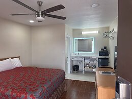 Townhouse Inn & Suites