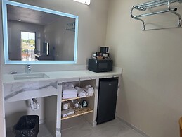 Townhouse Inn & Suites