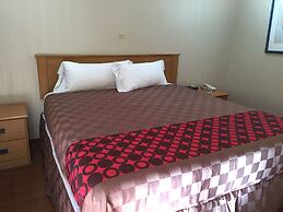 Townhouse Inn & Suites