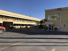 Townhouse Inn & Suites