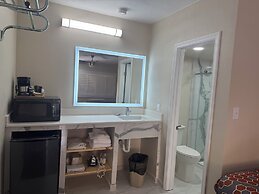 Townhouse Inn & Suites