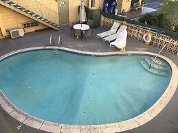 Townhouse Inn & Suites