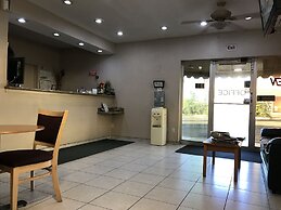 Townhouse Inn & Suites