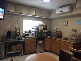 Townhouse Inn & Suites