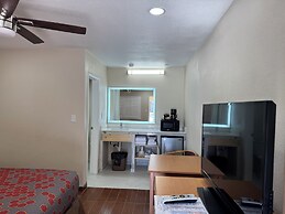 Townhouse Inn & Suites