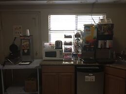 Townhouse Inn & Suites