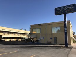 Townhouse Inn & Suites