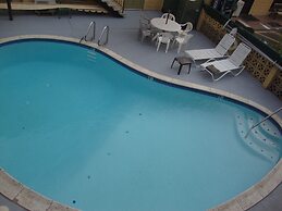 Townhouse Inn & Suites