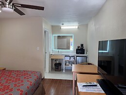 Townhouse Inn & Suites