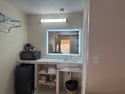 Townhouse Inn & Suites