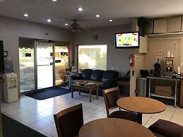 Townhouse Inn & Suites