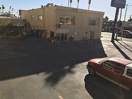 Townhouse Inn & Suites