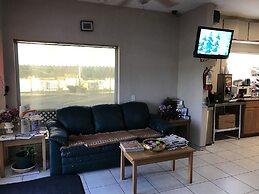 Townhouse Inn & Suites