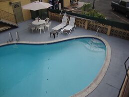 Townhouse Inn & Suites