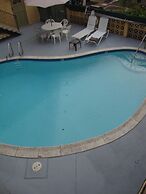 Townhouse Inn & Suites