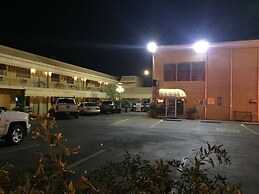 Townhouse Inn & Suites
