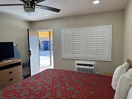 Townhouse Inn & Suites