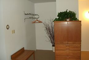 Budget Host Cloverland Motel