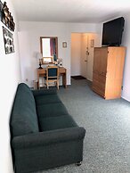 Budget Host Cloverland Motel