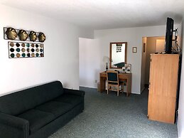 Budget Host Cloverland Motel
