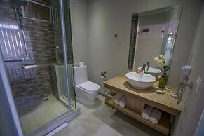 Le Peninsula Bay Beach Resort