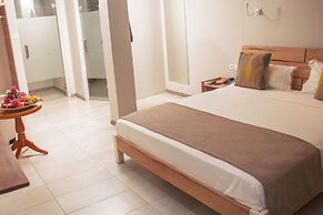 Le Peninsula Bay Beach Resort