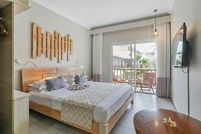 Le Peninsula Bay Beach Resort