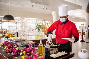 Le Peninsula Bay Beach Resort