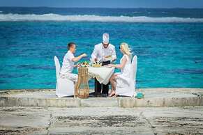 Le Peninsula Bay Beach Resort