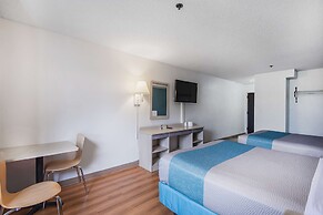 Motel 6 Lawrence, KS