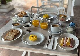 Postales by DOT Boutique