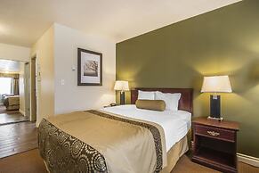 Econo Lodge Inn & Suites