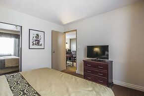 Econo Lodge Inn & Suites