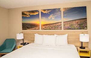 Days Inn and Suites by Wyndham Hammond, IN