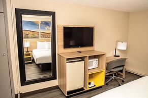 Days Inn and Suites by Wyndham Hammond, IN