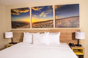 Days Inn and Suites by Wyndham Hammond, IN